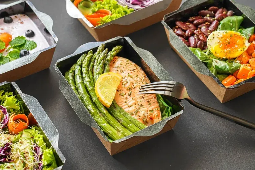 Take away qablaşdırmasında yemək